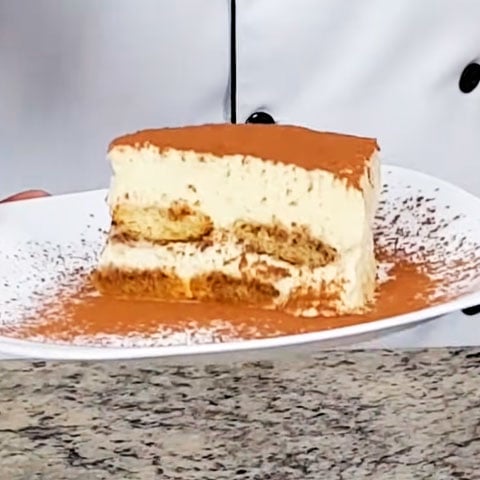 Doce tradicional italiano, tiramisù tem sua origem disputada por duas regiões e foi adaptado para outras variedades de bolos e sobremesas. Com isso, conheça a história deste prato tradicional, que se expandiu por outros locais pelo mundo e ganhou variações em sua produção. 