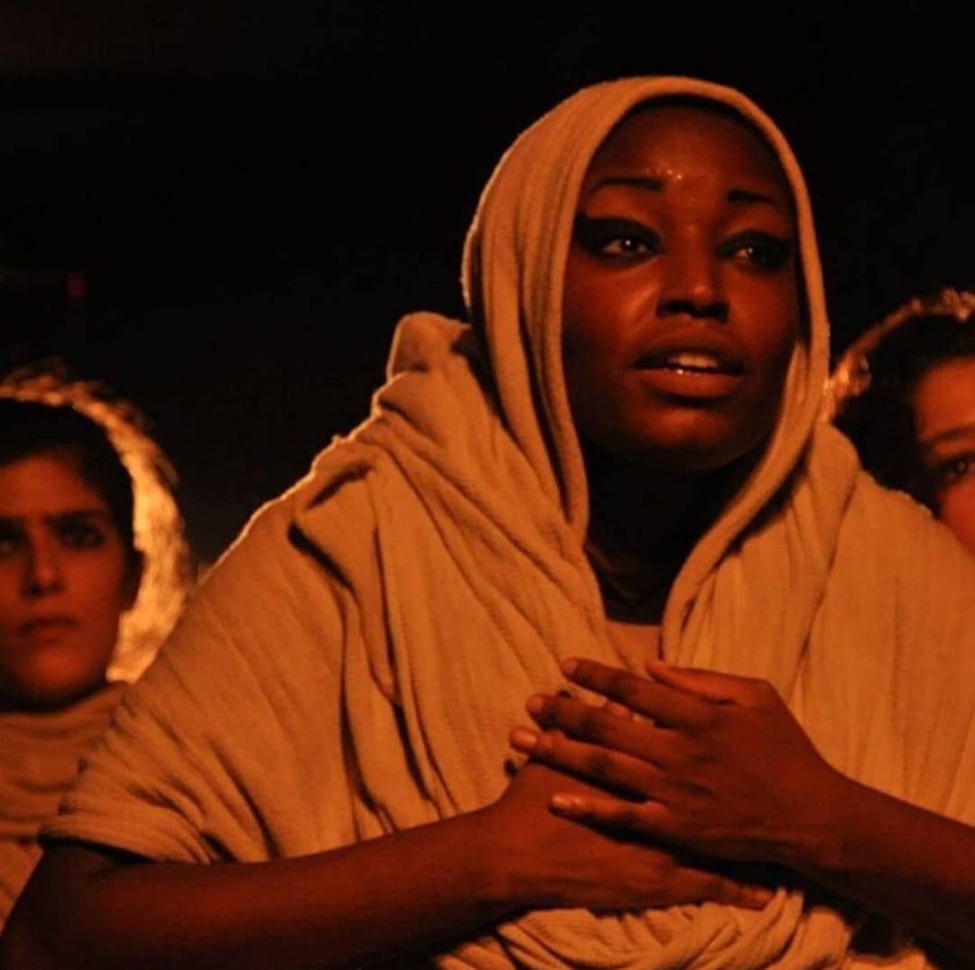 Sua carreira profissional teve início em 2012 e, entre 2012 e 2019, se dedicou quase exclusivamente ao teatro, atuando em montagens como “Cidade Desmanche, “Teatro Nosso de Cada Dia, “Os Coloridos, “Dona Ivone Lara, entre outras.
