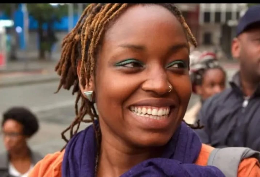 Antes de se consolidar como atriz, exerceu diversas profissões: trabalhou como garçonete, atuou em loja e em escritório, além de produzir doces para venda.
