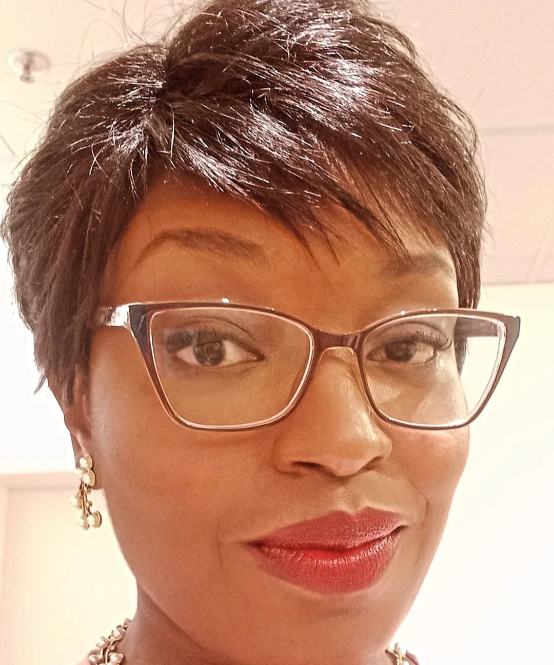 A atriz Belize Pombal renovou seu contrato com a Globo após se destacar junto ao público por sua atuação como Consuelo na novela “Vale Tudo