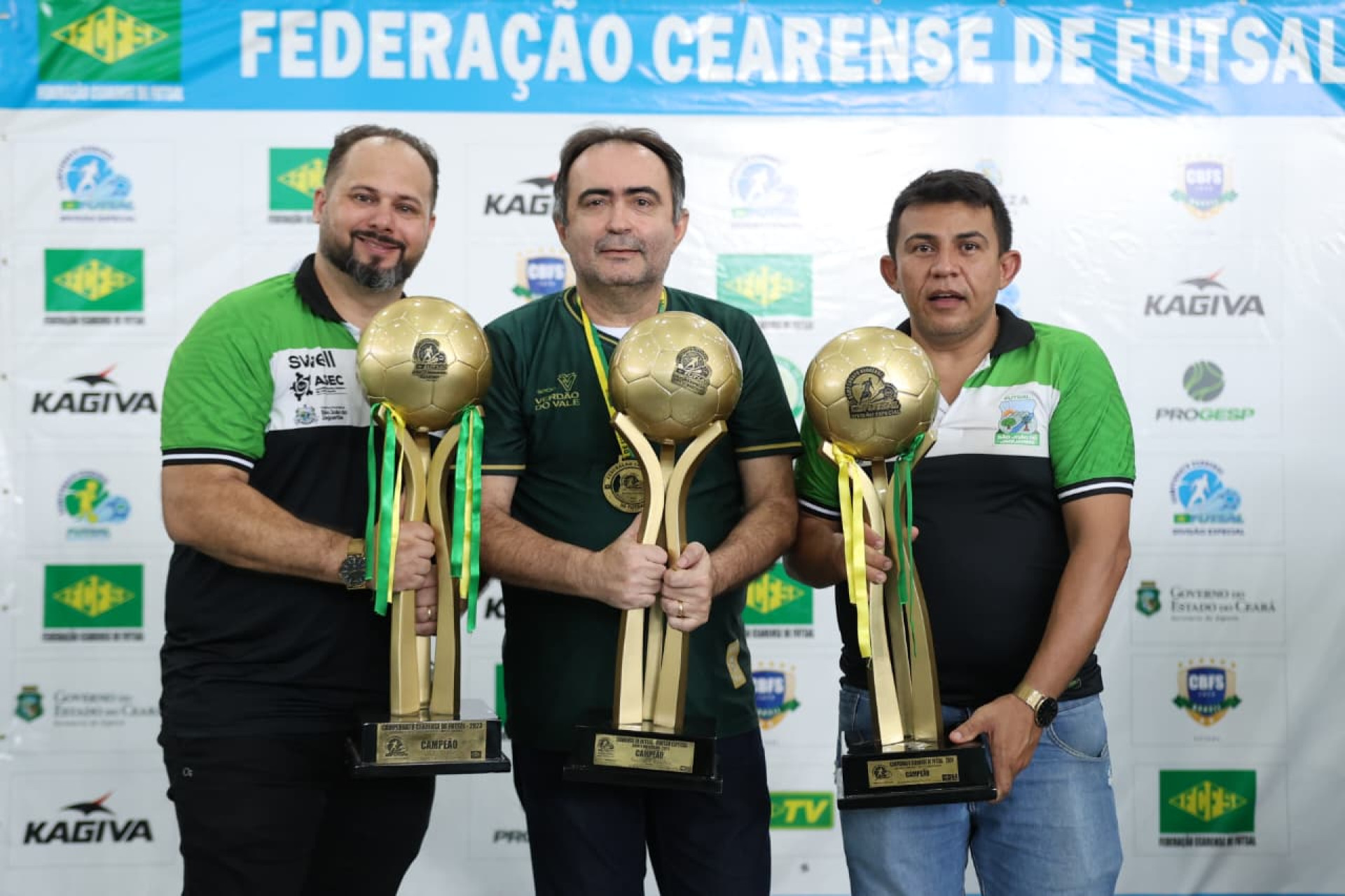 Comiss&atilde;o t&eacute;cnica do Verd&atilde;o do Vale comemora t&iacute;tulo do Campeonato cearense de Futsal 2025
