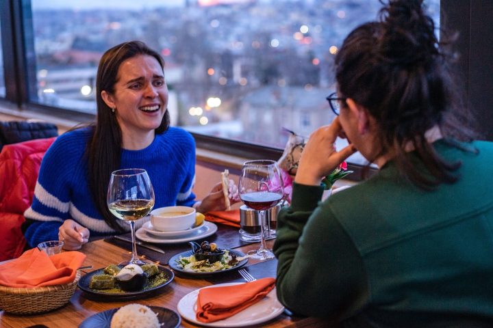 No Brasil, a etiqueta à mesa combina influências europeias, principalmente portuguesas e francesas, com costumes próprios marcados pela hospitalidade e informalidade. 