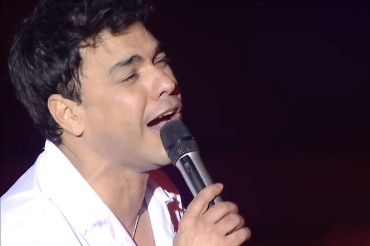 A música se tornou um hino nacional, permanecendo no topo das paradas por meses e abrindo caminho para o estilo sertanejo romântico que dominou as rádios brasileiras na década de 90.