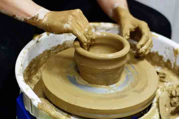 A cerâmica é um dos materiais mais importantes devido à sua versatilidade, durabilidade e utilidade desde a Antiguidade. Utilizada tanto para utensílios do cotidiano quanto para obras de arte, a cerâmica combina habilidades artísticas e técnicas. 