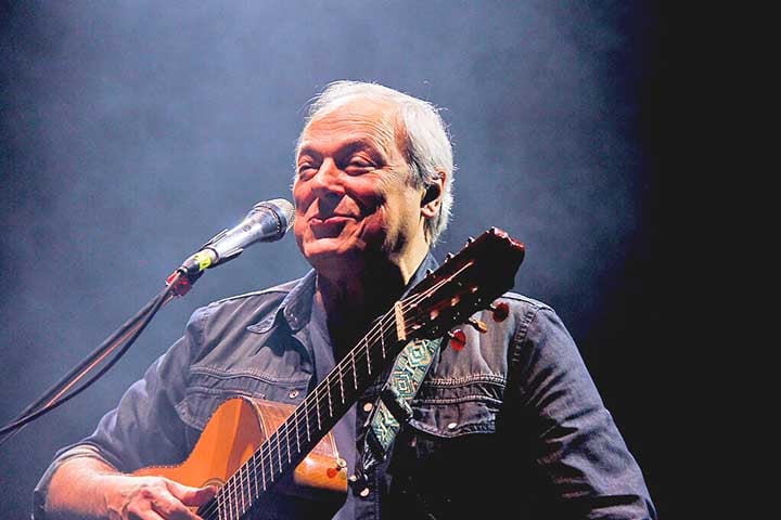 Toquinho, nome essencial da música brasileira, comemora 60 anos de carreira com uma turnê que percorre o Brasil desde o mês de setembro de 2025. 
