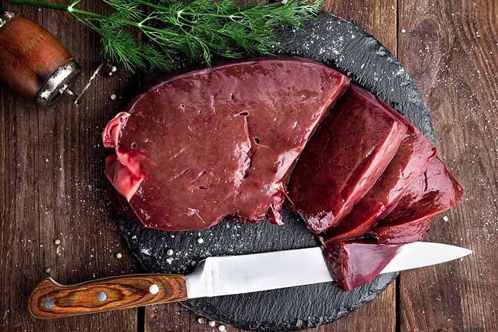 Embora seja confundida com uma vitamina, a colina é considerada um nutriente orgânico que o corpo produz naturalmente, mas que também pode ser obtido através da alimentação.