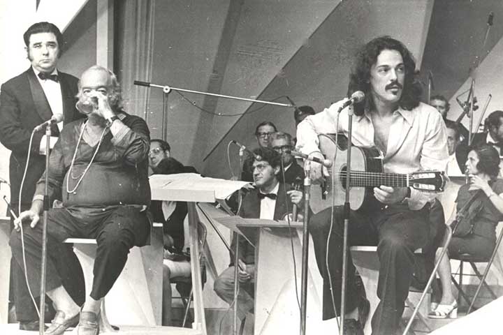 Em abril de 1979, após uma década de colaboração intensa, Toquinho e Vinicius de Moraes estrearam um espetáculo comemorativo que permaneceu em cartaz durante um mês no TUCA, em São Paulo, antes de seguir em turnê por diversas cidades brasileiras. 
