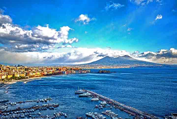 Nápoles, Itália: Localizada na deslumbrante Costa Amalfitana, Nápoles é uma cidade rica em história e cultura, frequentemente incluída nos itinerários de cruzeiros pelo Mediterrâneo. Por sua proximidade com sítios arqueológicos como Pompeia e com a costa de Amalfi, torna-se uma parada imperdível para os viajantes. 