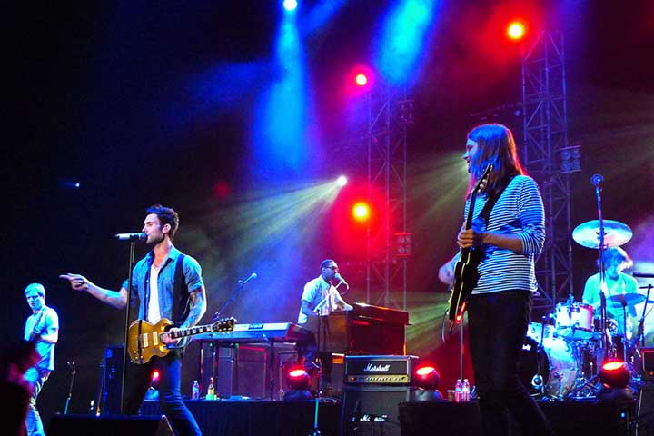 Ao longo de mais de vinte anos de estrada, o Maroon 5 acumula prêmios - entre eles três Grammy Awards e seis Billboard Music Awards, recordes e uma base de fãs global. Sob a liderança carismática de Adam Levine, o grupo segue como um dos nomes mais populares do pop contemporânea.
