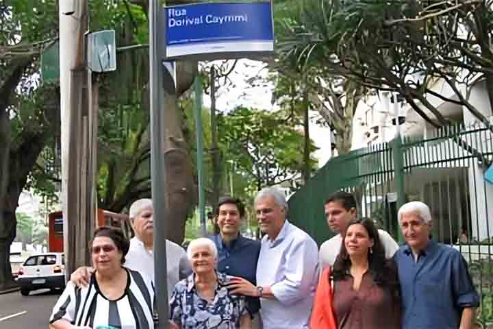 A família Caymmi ocupa um lugar de destaque na história da música popular brasileira - com raízes profundas na Bahia, influências culturais diversas e uma herança que se estende por várias gerações. 
