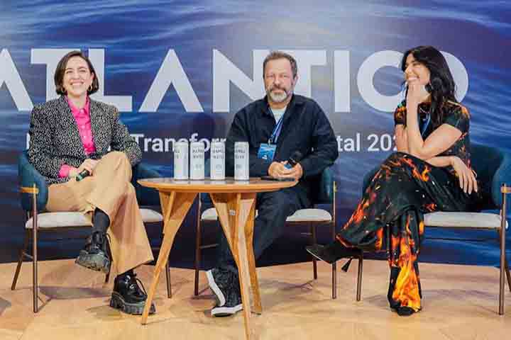 Além disso, o disco de estreia de Roberta Sá trouxe participações especiais de Ney Matogrosso, na faixa “Lavoura” (Pedro Amorim e Teresa Cristina), e do MPB-4, em “Cicatrizes” (Miltinho e Paulo César Pinheiro).
