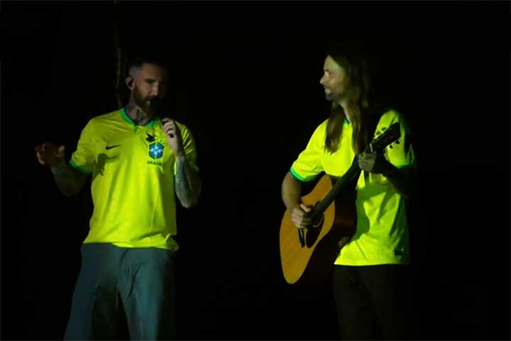 Na ocasião, a banda empolgou o público ao surgir vestindo camisas da Seleção Brasileira e cantar sucessos como Sugar e She Will Be Loved. 
