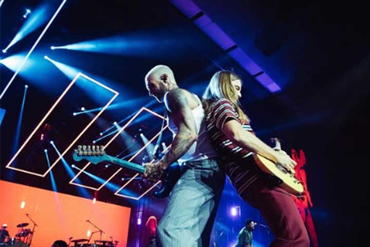 Com a entrada do guitarrista James Valentine, o grupo passou a se chamar Maroon 5 e assinou contrato com a Octone Records. 
