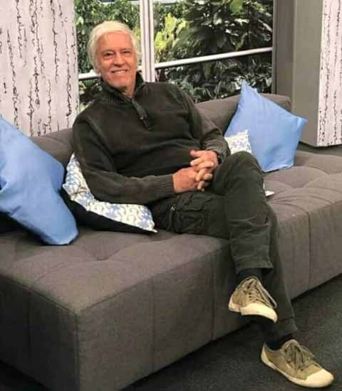 No entanto, na mesma entrevista o ator contou o que poderia levá-lo de volta às gravações televisivas: É claro que sinto saudades das histórias. Talvez, se surgisse um convite para um papel irrecusável, eu ficaria até balançado.”
