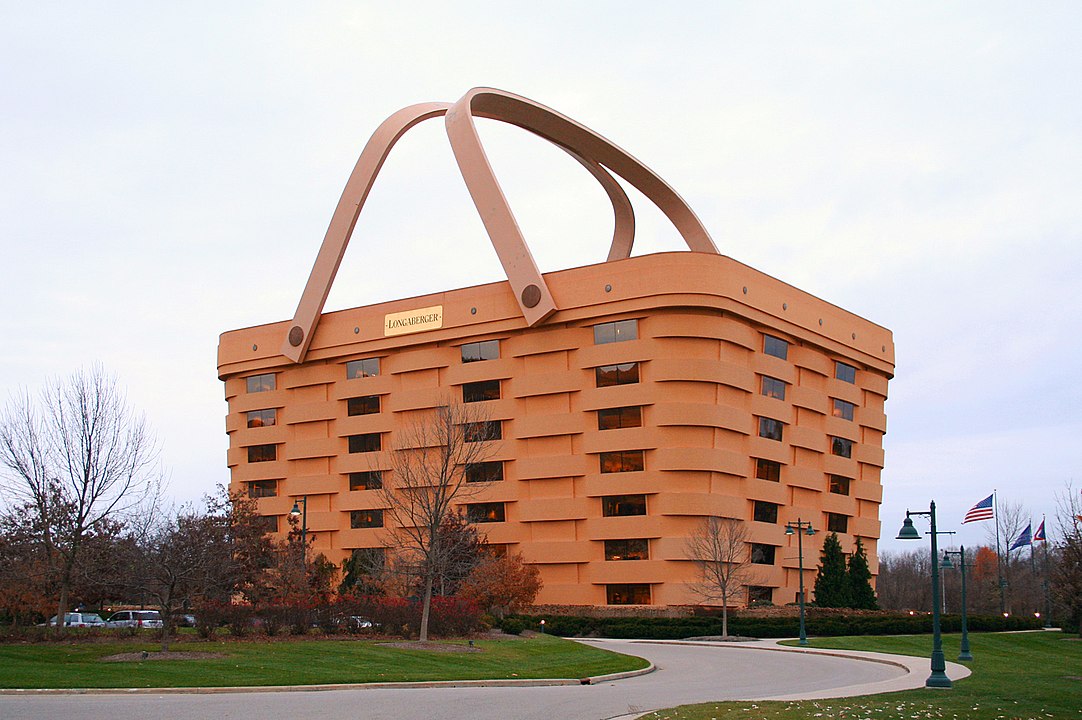 Longaberger Company - EUA - Empresa aberta em 1973, em Ohio, fabricava e distribuía cestas artesanais de madeira. Hoje pertence a uma empresa mais ampla, que também produz alimentos, joias e móveis, entre outros artigos. Mas o incrível formato de cesta foi preservado. 