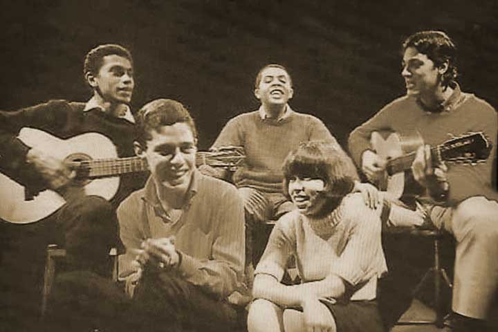 A trajetória de parcerias seguiu se ampliando ao longo dos anos. Em 1999, Toquinho gravou ao vivo com Paulinho da Viola o álbum “Sinal Aberto”, registrado no Teatro João Caetano, no Rio de Janeiro, em um encontro que uniu dois nomes centrais da música brasileira. 
