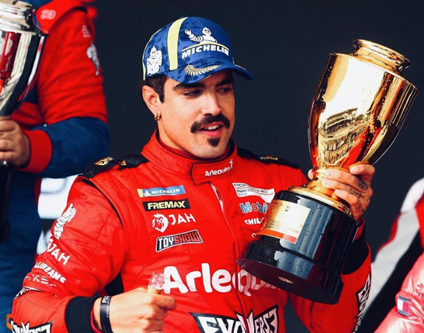 Personalidades do entretenimento que brilham nas telas e também aceleram nas pistas não é algo tão incomum de se ver. Caio Castro, até pouco tempo, era um dos exemplos de artistas que transformaram a paixão por velocidade em carreira paralela. Até que optou por encerrar sua vida de ator para se dedicar integralmente ao automobilismo. 
