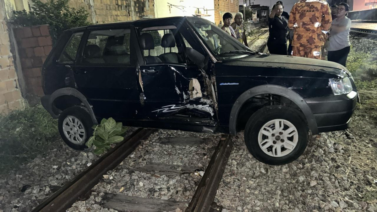 Um carro colidiu com um trem de carga da empresa Transnordestina ao cruzar a linha férrea situada no bairro Vila União