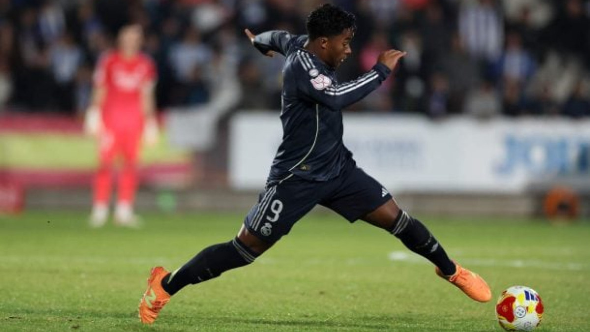 Sem espaço com Xabi Alonso, atacante brasileiro negocia saída em janeiro e pode reforçar time francês na janela de inverno do futebol europeu