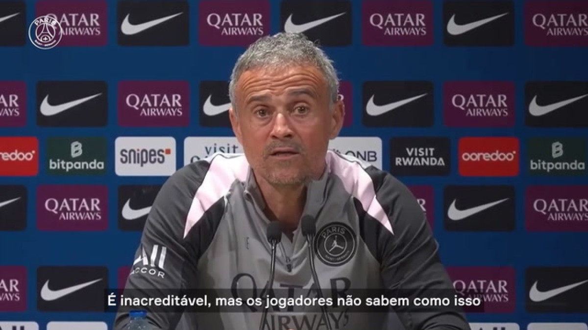 Safonov defendeu dois pênaltis com mão fraturada, revela Luis Enrique