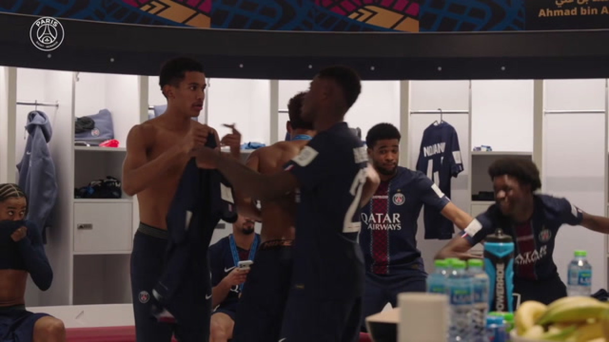 Safonov dança com Désiré Doué após a conquista da Copa Intercontinental