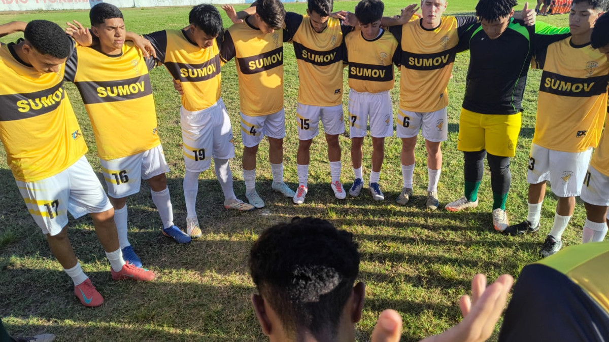 Atletas do Sumov Sub-17 na disputa do seu primeiro campeonato