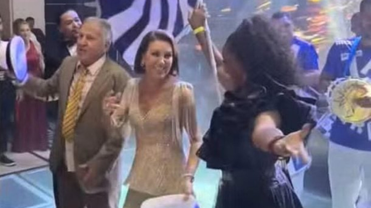 Ex-jogador e a esposa comemoram “Bodas de Ouro” em uma celebração luxuosa no Copacabana Palace com a presença de familiares e famosos