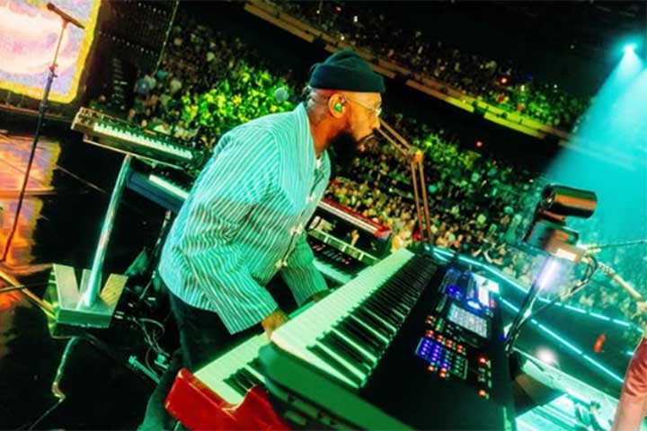 Com o passar dos anos, o Maroon 5 consolidou seu status como uma das bandas mais consistentes da era digital, adaptando-se às transformações da indústria musical sem perder relevância. 
