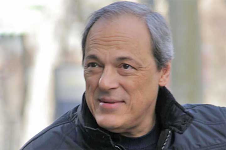 Mantendo esse diálogo com o universo das crianças, Toquinho lançou em 1983 o álbum “Casa de Brinquedos”, que serviu de base para um espetáculo exibido pela Rede Globo em homenagem ao Dia da Criança. O repertório trouxe canções como “A Bailarina”, “A Bicicleta”, “O Trenzinho”, “A Bola” e “O Caderno”, interpretadas pelo próprio artista.

