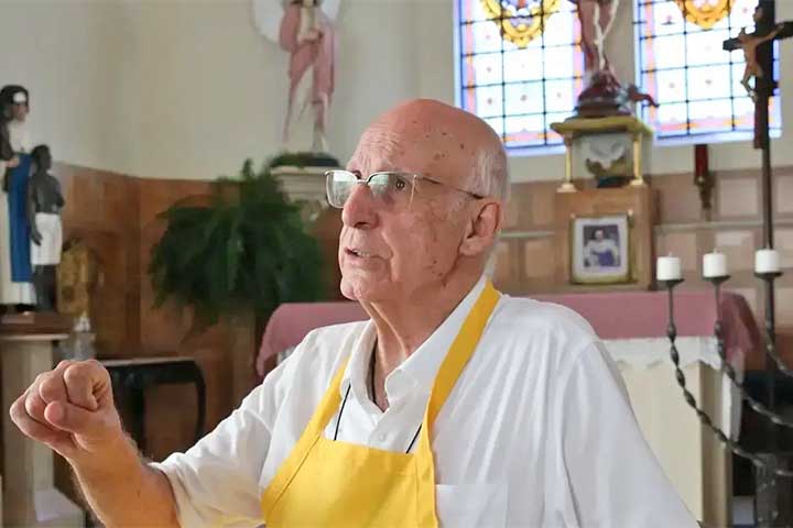Nascido em 27 de dezembro de 1948, no bairro do Belém, na capital paulista. Ao longo de sua trajetória religiosa, construiu uma atuação pautada pela defesa incondicional da dignidade humana e pelo compromisso com aqueles que vivem à margem da sociedade.

