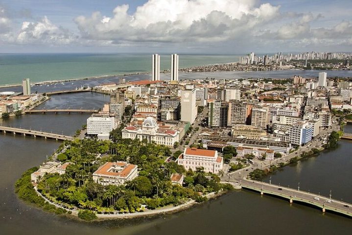 Recife também é chamada de Veneza Brasileira devido à sua geografia cortada por rios e canais. 
