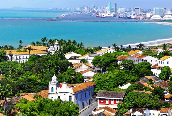 Outra cidade importante de Pernambuco é Olinda, declarada Patrimônio Mundial da UNESCO por seu centro histórico repleto de igrejas barrocas, casas coloridas e ladeiras charmosas.