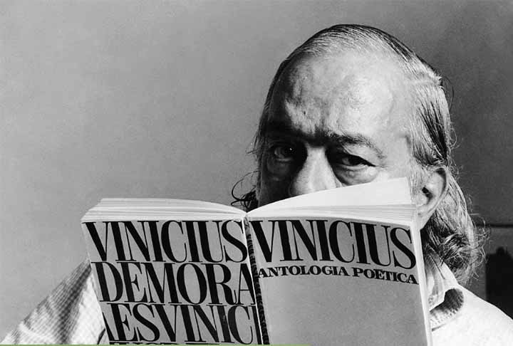 Ainda na infância, o futuro “Poetinha” (apelido carinhoso que recebeu no meio artístico) já escrevia seus primeiros versos. Nos anos escolares, formou com colegas um conjunto musical para se apresentar em festas.