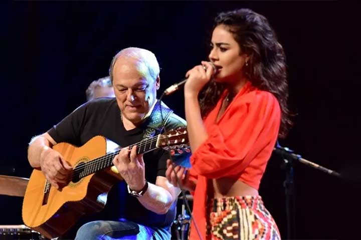 Nas apresentações, o artista divide o palco com a cantora Camilla Faustino, a quem descreveu como uma presença capaz de transformar o espetáculo em poesia, ressaltando sua voz, sensibilidade artística e talento.
