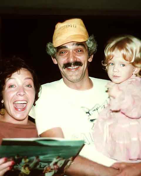 Ela é filha única e perdeu o pai, o advogado Julio Braz, quando tinha apenas 12 anos. Leandra cresceu ao lado da mãe e de amigos artistas, como Dias Gomes e Grande Otelo, que influenciaram sua escolha pela carreira artística.
