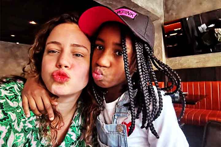 Leandra foi casada com o cantor pernambucano José Paes de Lira, o Lirinha, de 2003 a 2010.  Posteriormente, casou-se com o ativista e gestor cultural Alê Youssef, com quem teve uma filha adotiva, Júlia Leal Youssef, nascida em 2014. 
