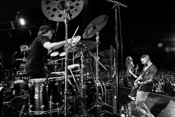 Em 2002, lançaram o álbum Songs About Jane, que se tornaria um marco na carreira da banda. Impulsionado pelos hits This Love e She Will Be Loved, o disco vendeu 11 milhões de cópias e colocou o Maroon 5 no centro da cena musical internacional.
