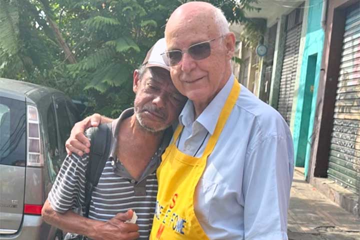 Nesse trabalho, Padre Júlio passou a oferecer não apenas assistência material, como alimentos e itens básicos, mas também escuta, acolhimento espiritual e apoio emocional às pessoas que vivem nas ruas. 
