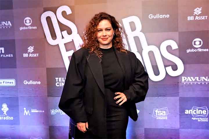 Dias antes, em entrevista ao podcast “Conversa Vai, Conversa Vem”, do jornal O Globo, a atriz admitiu ser “nepobaby”. O termo é uma abreviação de “nepotism baby” - “filho do nepotismo”, em tradução livre. Segundo o dicionário Collins, refere-se a uma pessoa, especialmente na indústria do entretenimento, cuja carreira teria progredido por ter um pai famoso.