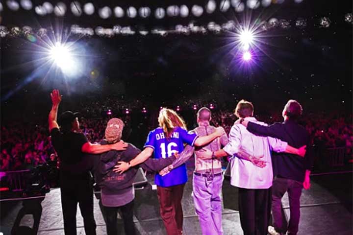 A década de 2010 marcou uma nova fase do Maroon 5, com sonoridade mais eletrônica e voltada ao pop mainstream. 
