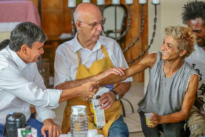 Essa postura firme e pública, no entanto, também o colocou no centro de controvérsias. 
