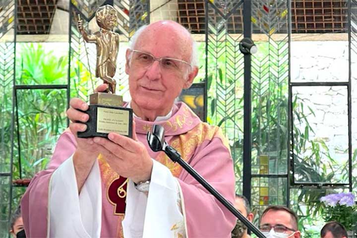 Apesar das críticas, Padre Júlio Lancellotti manteve ao longo dos anos uma atuação coerente com os princípios que norteiam sua vida religiosa. 
