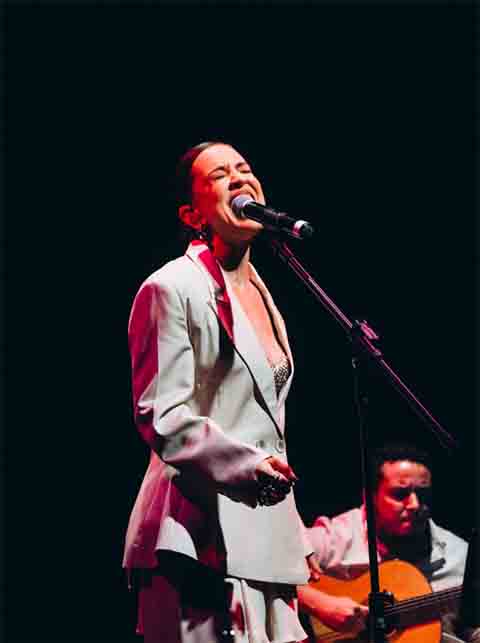 Em 2005, ela lançou o seu disco de estreia, “Braseiro”, que apresentou ao público sua voz leve e afinada e marcou seu início efetivo como profissional da música.
