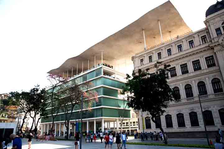 No dia 18 de outubro, aliás, o Museu de Arte do Rio inaugurou a exposição “Vinicius de Moraes - Por toda a minha vida”, que celebra o legado do poeta em sua cidade natal. A mostra do museu, que fica na Praça Mauá, reúne mais de 300 itens, incluindo manuscritos de “Soneto de Fidelidade”, letras de clássicos da MPB e objetos pessoais como piano e violão.