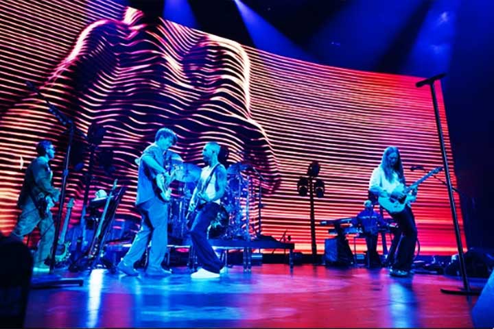 O Maroon 5 é uma das bandas de pop rock mais bem-sucedidas das últimas duas décadas, reconhecida mundialmente por sucessos que combinam melodia envolvente, letras românticas e forte apelo comercial. 
