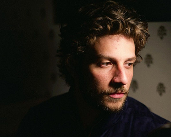 A novela marcará a volta de Chay ao horário nobre da Globo um ano depois de ter protagonizado “Mania de Você” e representa uma sequência de papéis de destaque na emissora. A seguir, relembre a trajetória de Chay Suede.
