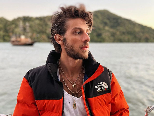 Curiosidade: Chay adotou o sobrenome artístico “Suede” em referência ao filme “Johnny Suede”.
