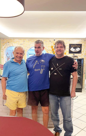 Meu co-decano em O POVO-CBN, Nazareno Albuquerque, estreando no Don Pepe, flagrado com Said Guilhon e  Juan Barbaz&aacute;n, proprieta da Casa(Foto: acervo pessoal)