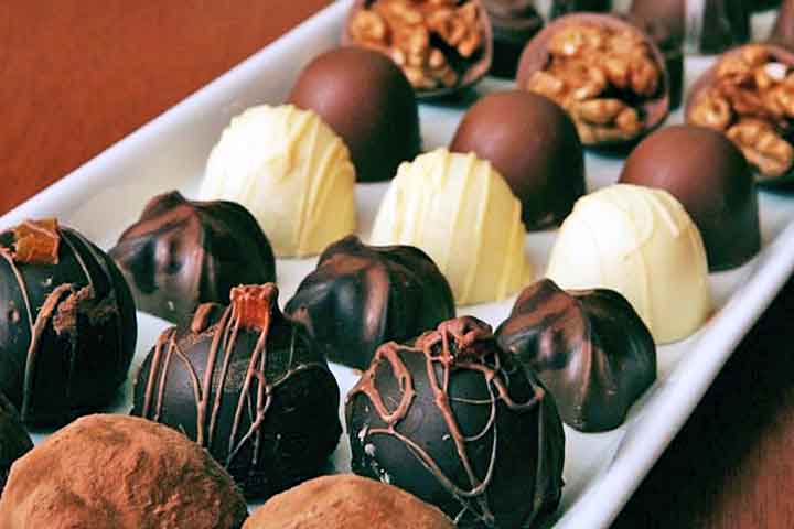 Nesse sentido, sua produção é mais artesanal e consiste em uma massa feita com chocolate derretido e creme de leite (o tão famoso ganache). Ele precisa descansar até endurecer para só depois ser modelado conforme o desejo do confeiteiro.