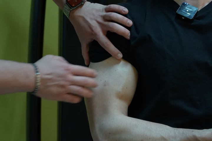 Alguns vídeos do padre exibindo os músculos se exercitando com uniforme esportivo.